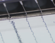 Imagen referencial de un sismómetro o sismógrafo.