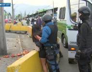 Chile: En transmisión en vivo se captó cómo una mujer desarmó a un guardia y disparó al azar