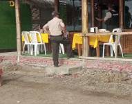 Captura de pantalla. Imagen de policías en los exteriores de un restaurante donde fue asesinado un turista estadounidense en Manta, Manabí.