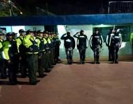 Un grupo de policías antes de intervenir en uno de los centros de rehabilitación social.