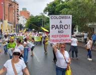 Vestidos de blanco y ondeando banderas tricolor, los colombianos se movilizaron por segunda vez bajo la consigna ya no más Petro.