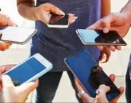 Un estudio sugiere que pasamos alrededor de 5 horas al día pegados a nuestros celulares