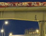 Imagen del muñeco colgado en un puente peatonal y el mensaje de odio sobre el Real Madrid.