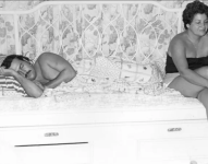 Edgar Jiménez pudo fotografiar los momentos más íntimos de Pablo Escobar, como esta foto que fue tomada al amanecer del 1 de diciembre de 1980 en su habitación de la Hacienda Nápoles, cuando cumplió 40 años y recién había sido ungido como el capo de capos del Cartel de Medellín; a su lado Ligia Urquijo, su cuñada.