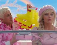 Fotograma de la película Barbie en donde salen los actores Ryan Gosling y Margot Robbie.
