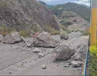 Caída de piedras en la vía Cuenca-Girón-Pasaje, este sábado 4 de mayo del 2024.