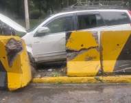 Imagen del vehículo que chocó contra las barreras de concreto en la avenida González Suárez.