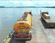 15 gabarras recorren a diario el río Napo para llevar material, trabajadores y vehículos a los campos petroleros