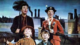 Mary Poppins, un personaje ficticio creado por P. L. Travers e interpretado en el cine por Julie Andrews, cuenta la historia de una niñera inglesa con magia.