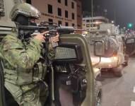 Imagen de un militar patrullando las calles en Quito.