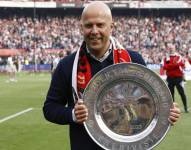 El entrenador neerlandés Arne Slot levanta el título de campeón con el Feyenoord en el 2023