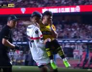 Joao Rojas sale del campo de juego tras recibir un fuerte golpe en el partido ante São Paulo