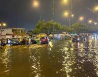 Imagen de la avenida Isidro Ayora, a la altura de Samanes, que quedó totalmente cubierta de agua.