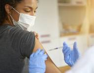 Las vacunas han mostrado ser una manera eficaz de reducir el riesgo de enfermar gravemente de covid-19.