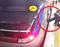 Imágenes publicadas por las autoridades muestran a una niña siendo sacada inconsciente del metro.