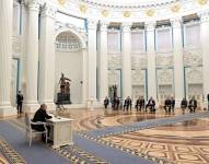 En los días previos a la invasión, la televisión rusa transmitió una sesión del presidente Putin con 30 miembros del Consejo de Seguridad en el Kremlin de Moscú.