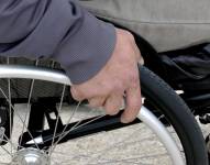 Imagen referencial de una persona que se moviliza en una silla de ruedas.