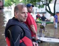 Aunque no sabía nadar y jamás había utilizado un kayak antes, Ivan Brizola pidió prestado uno y empezó a rescatar a personas.
