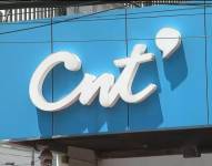 Imagen del logo de CNT, en un edificio de la Corporación Nacional de Telecomunicaciones.
