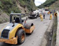 Imagen referencial de trabajos de mantenimiento en la vía Loja-Catamayo.