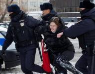 Policías arrestan en Moscú a una simpatizante de Navalny.