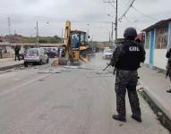 La fuerza pública entró con maquinaria del Municipio de Guayaquil para destruir varios reductores de velocidades.