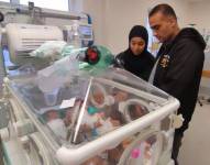 Warda y Ali Sebeta se reúnen con su bebé prematuro Anas después de estar 45 días separados.