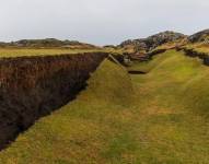 Deformación del terreno dentro y fuera del campo de golf en Grindavík, en Islandia.