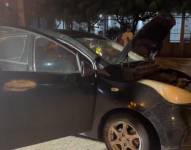 Imagen de un carro que fue detenido, que era usado por delincuentes para secuestrar, en la avenida Pedro Menéndez Gilbert.