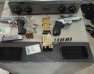 Foto de las armas incautadas en un allanamiento realizado en Los Vergeles, noroeste de Guayaquil.