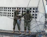 Imagen de soldados del Ejército quitando conexión de Internet de una cárcel de Machala, provincia de El Oro.