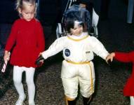 La NASA diseñó un traje especial para que David Vetter pudiera salir de su burbuja plástica.
