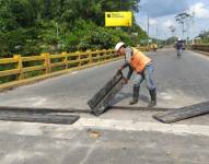 Trabajos de estabilización del puente sobre el río Pindo Grande, sector Bellavista.