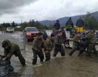 Unidades del Comando de Operaciones Terrestres ayudando a las personas afectadas por las lluvias.