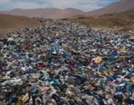 En Chile está prohibido arrojar los desechos textiles en los vertederos legales pues genera inestabilidad en los suelos