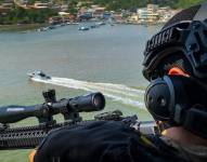 Imagen de un militar realizando un patrullaje aeromarítimo entre Posroja e Isla Puná.