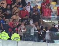 Momento exacto en la que hinchas de Argentinos Juniors y policías chocaron en las gradas.