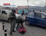 Momentos en los que agentes de la Policía Nacional apresan a los sospechosos en Quito.