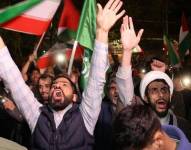 Manifestantes iraníes en Teherán reaccionan tras el ataque iraní a Israel.