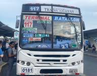 Un equipo de Ecuavisa constató este lunes, en la Terminal Terrestre Jaime Roldós Aguilera, que los buses anunciaban el nuevo precio en los afiches colocados en sus parabrisas.