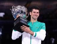 Novak Djokovic con su trofeo.