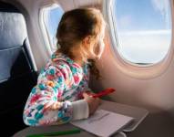 Una niña durante un vuelo en una foto referencial
