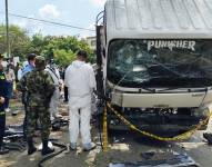 Fotografía cedida por la Policía Nacional de Colombia que muestra un camión de la Policía afectado por un artefacto explosivo, en Cali (Colombia). EFE/Policía Nacional de Colombia