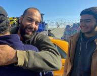 Esta foto muestra el momento en que este palestino, que se había quedado varado en Egipto debido a la guerra, es recibido a su llegada a Gaza, durante la tregua temporal entre Hamás e Israel.