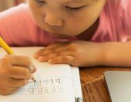 Durante el aprendizaje de la escritura los niños pueden invertir ciertas letras y números.