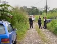 Imagen de policías en el sector donde fueron hallados los cuerpos de siete hombres acribillados en el cantón Joya de los Sachas, de la provincia de Orellana.