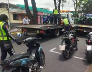 Operativos de motocicletas y automóviles mal estacionados en Quito.
