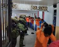 Momento en el que los soldados intervinieron en la cárcel de El Inca, norte de Quito.