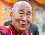 El líder espiritual del Tíbet fue captado en video mientras le ofrecía a un menor chuparle la lengua.