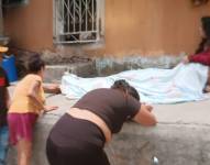 Imagen de familiares lamentándose por el fallecimiento por bala perdida de un menor, en el norte de Guayaquil.